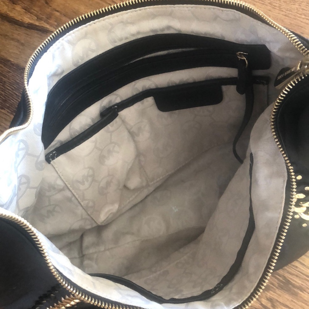 Like new ! Worn 2 times . Michael Kors leather bag - Picture 4 of 5
